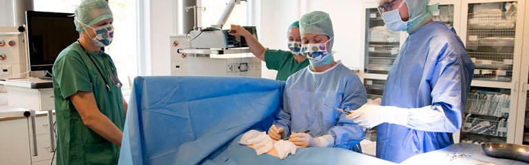 Sjukepleiarar på øvingslaboratoriet ved HVL, campus Bergen.