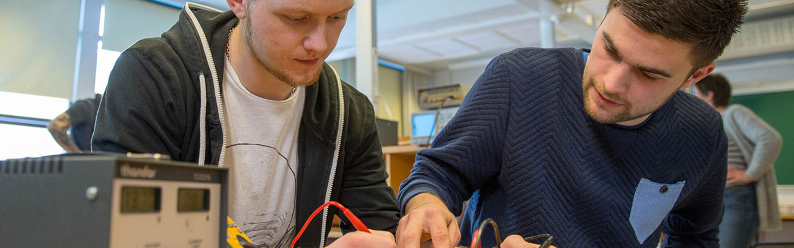 To studentar på ingeniørlab.
