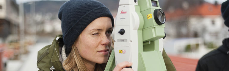 Landmålingsstudent med måleinstrument. Foto: Maurizio Pavez / HVL