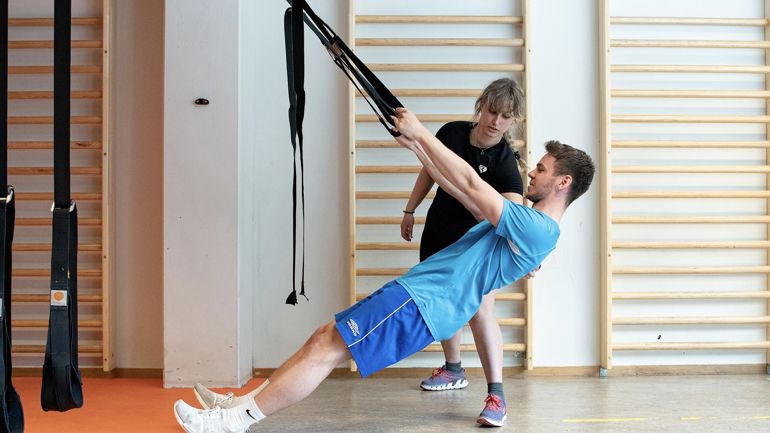 Personleg trenar som rettleier brukar i slynger.