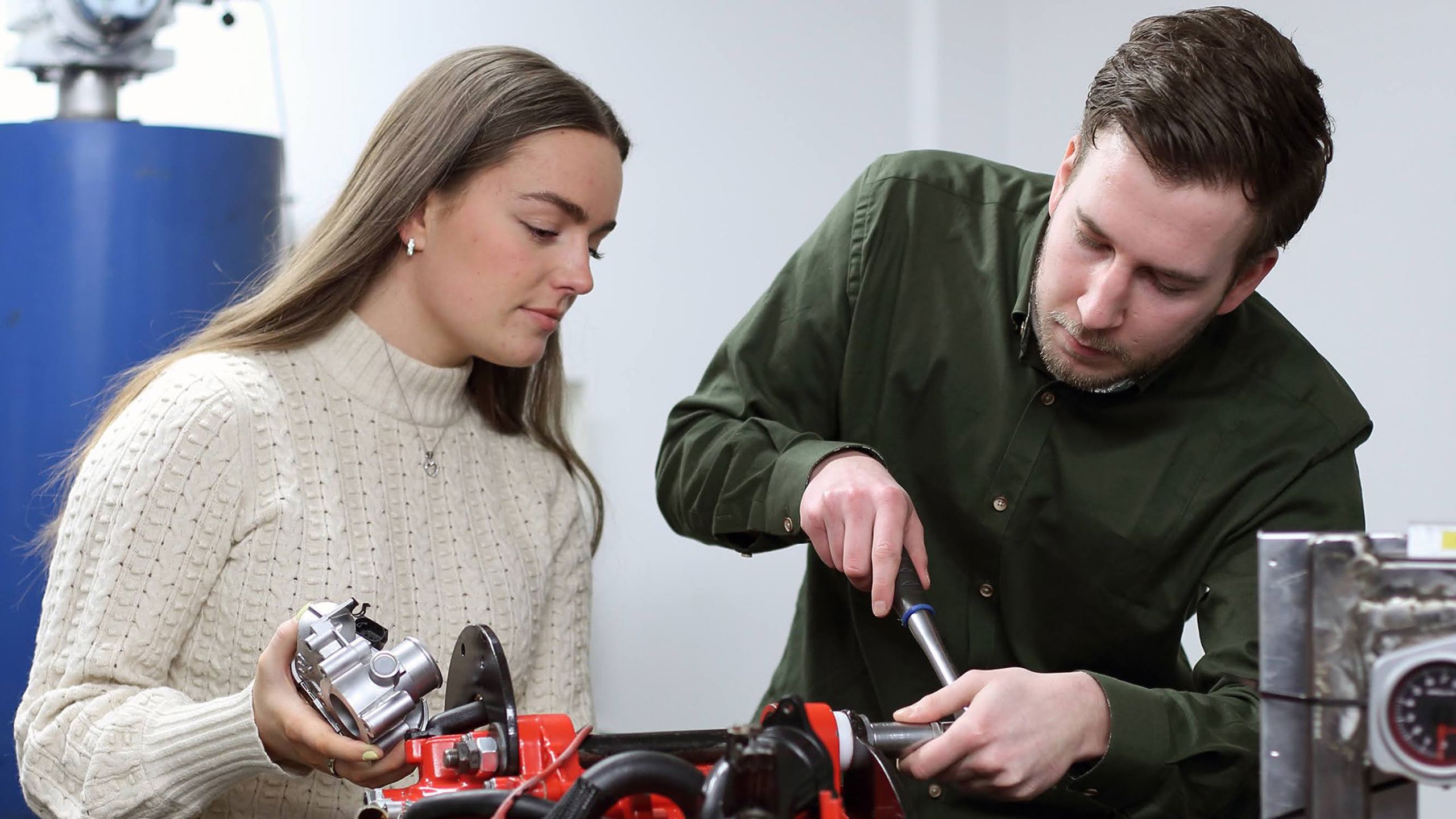 Mann og kvinne jobber med produksjon av maskin