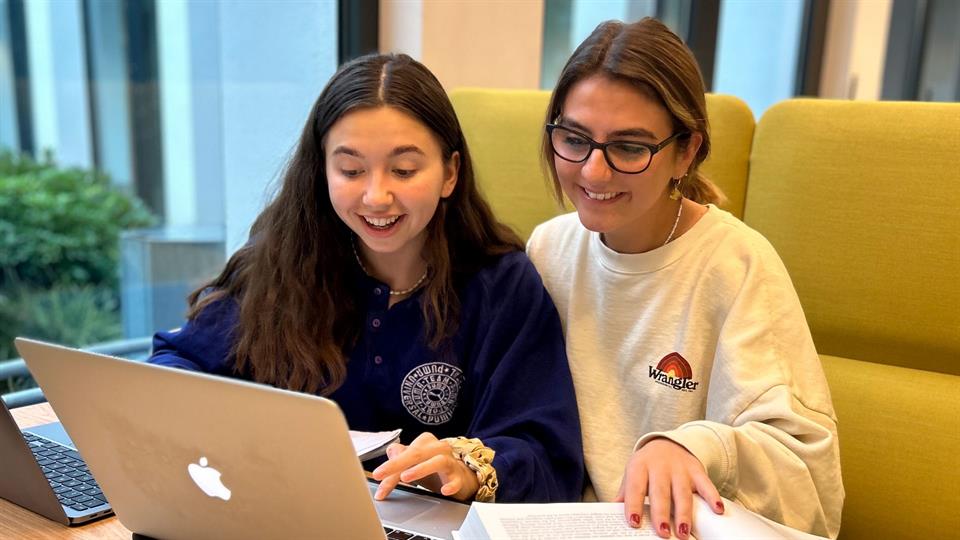 To kvinnelege studentar med PC